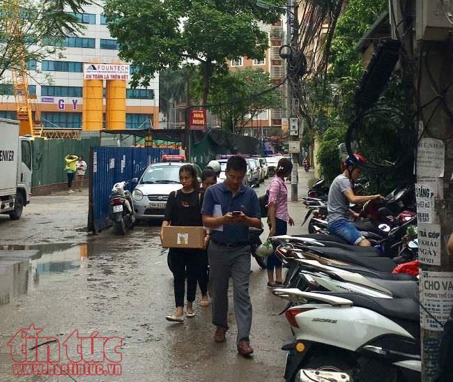 Tái lấn chiếm lòng đường ngõ 34 Hoàng Cầu (Hà Nội) ảnh 3